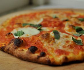 Va este dor de gustul unei pizza autentice?